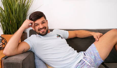 Der amerikanische Schönling Brysen und der starke Mann Ernie haben draußen eine heiße Pärchenszene