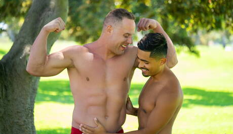 Il bel ragazzo americano Ricky Donovan e il muscoloso Jack si sono scopati sulla spiaggia