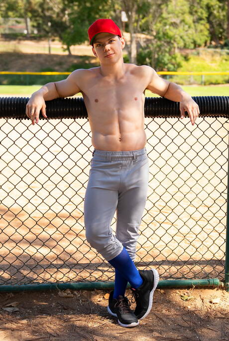 Przystojny amerykański facet, krzepki facet Johnny Donovan i siłacz Riley Chaux uprawiają miłość na świeżym powietrzu