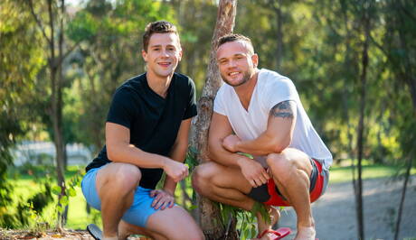 Siłacz Sean i krzepki facet Robbie uprawiają seks analny na świeżym powietrzu