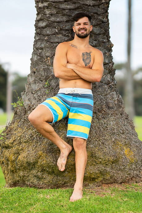 Der amerikanische Muskelprotz Brysen und der Hengst Noah haben eine heiße Paarszene am Strand