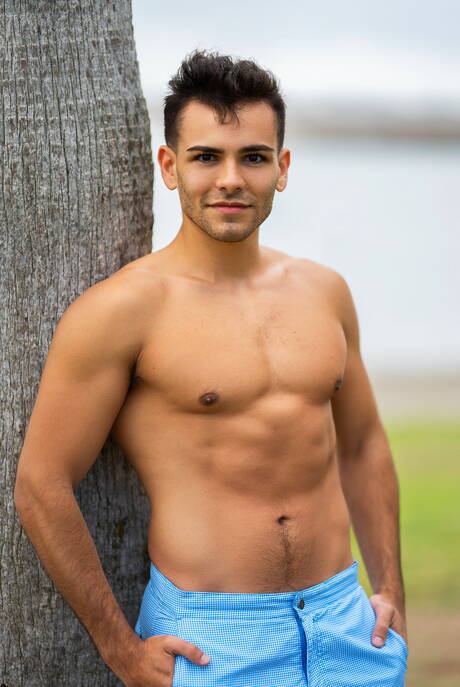 Der amerikanische Muskelprotz Brysen und der Hengst Noah haben eine heiße Paarszene am Strand