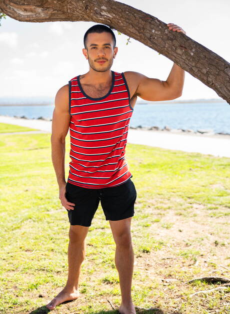 Dwóch amerykańskich facetów, umięśniony Manny i dobrze zbudowany Jeb, ruchają się w tyłek na zewnątrz