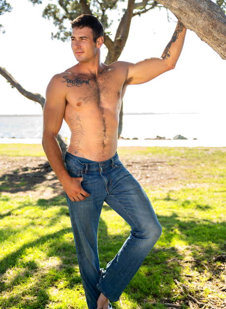 Dwóch amerykańskich facetów, umięśniony Manny i dobrze zbudowany Jeb, ruchają się w tyłek na zewnątrz