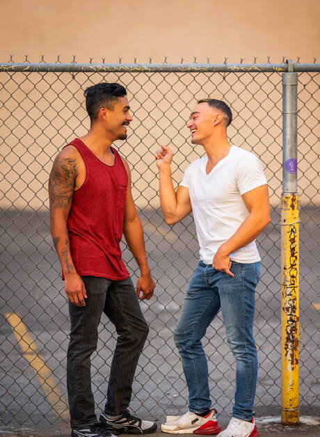 Las estrellas estadounidenses Ricky Donovan y el culturista Jayce se follan en la ducha.