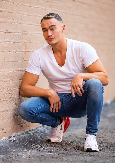 Las estrellas estadounidenses Ricky Donovan y el culturista Jayce se follan en la ducha.