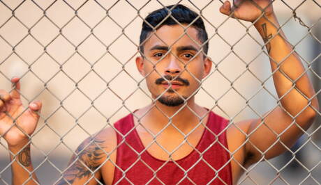 Las estrellas estadounidenses Ricky Donovan y el culturista Jayce se follan en la ducha.