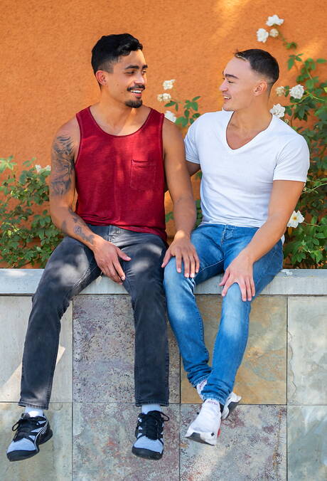 Las estrellas estadounidenses Ricky Donovan y el culturista Jayce se follan en la ducha.