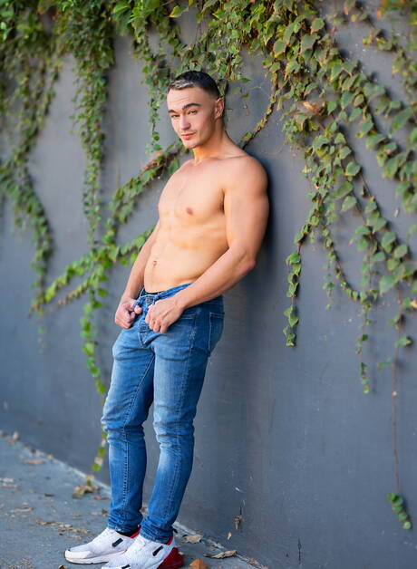 Las estrellas estadounidenses Ricky Donovan y el culturista Jayce se follan en la ducha.