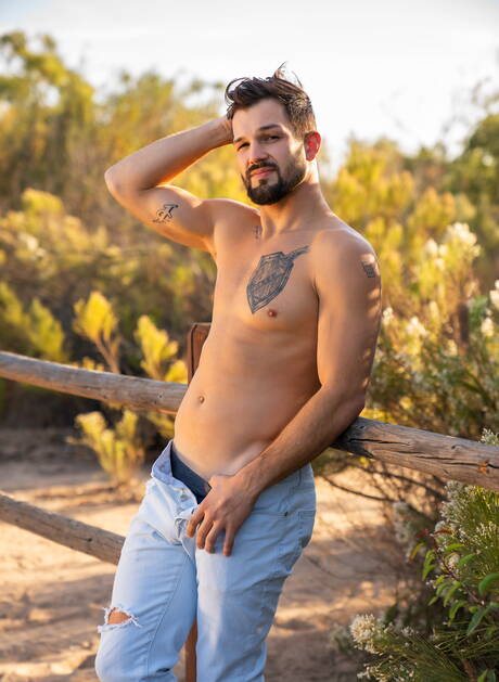 American husky guy Brysen and strongman Daniel sucking and fucking each other outside