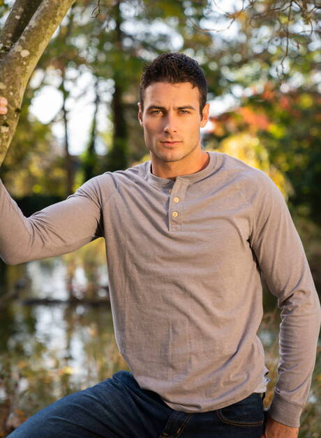 Los estadounidenses calientes, el corpulento Johnny Donovan y el galán Jeb tienen sexo caliente al aire libre