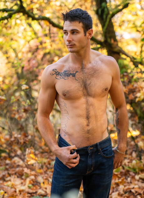 Los estadounidenses calientes, el corpulento Johnny Donovan y el galán Jeb tienen sexo caliente al aire libre