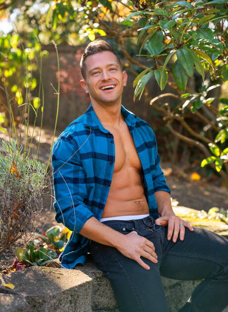 Los estadounidenses calientes, el corpulento Johnny Donovan y el galán Jeb tienen sexo caliente al aire libre