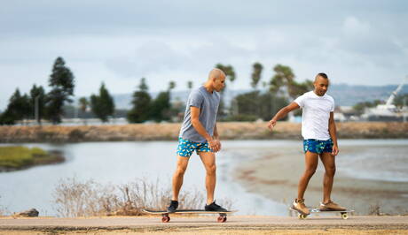 Il bel ragazzo Frankie Valentine e il super stallone Xavier Zane si scopano il culo dopo aver succhiato un cazzo in spiaggia