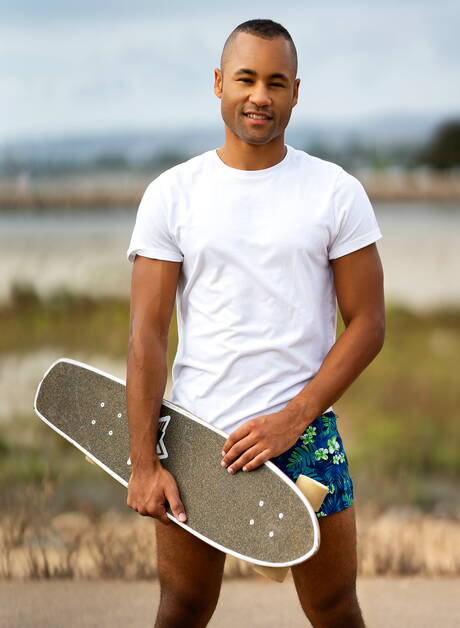 Il bel ragazzo Frankie Valentine e il super stallone Xavier Zane si scopano il culo dopo aver succhiato un cazzo in spiaggia