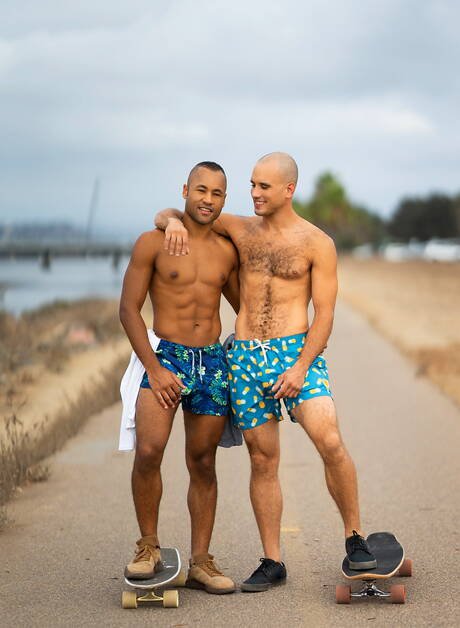 Il bel ragazzo Frankie Valentine e il super stallone Xavier Zane si scopano il culo dopo aver succhiato un cazzo in spiaggia