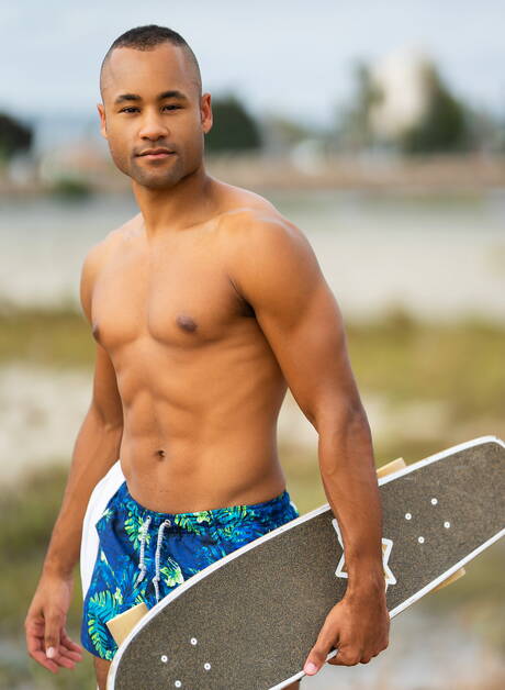 Il bel ragazzo Frankie Valentine e il super stallone Xavier Zane si scopano il culo dopo aver succhiato un cazzo in spiaggia