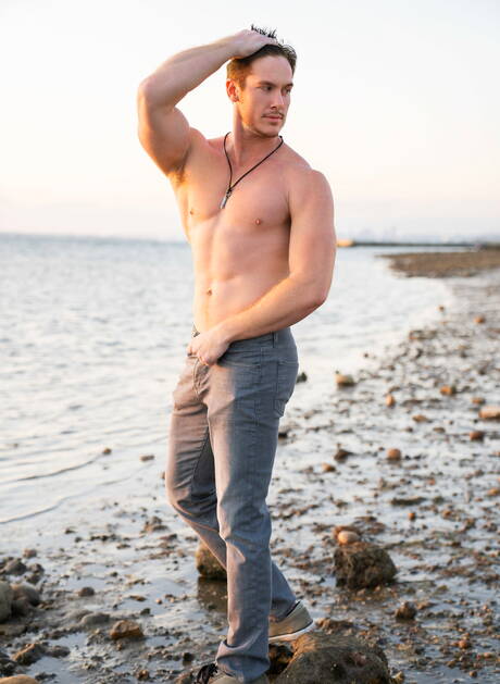 レーンとアメリカの有力者ジャックス・ヘイズはビーチでチンポをしゃぶった後にアナルファックする