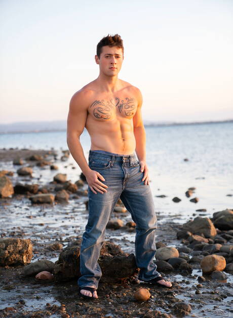 Lane und der amerikanische Kraftprotz Jax Hayes ficken Arsch, nachdem sie am Strand Schwänze gelutscht haben