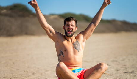 Le dur à cuire américain Brysen et le costaud Archie dans une sodomie torride sur la plage