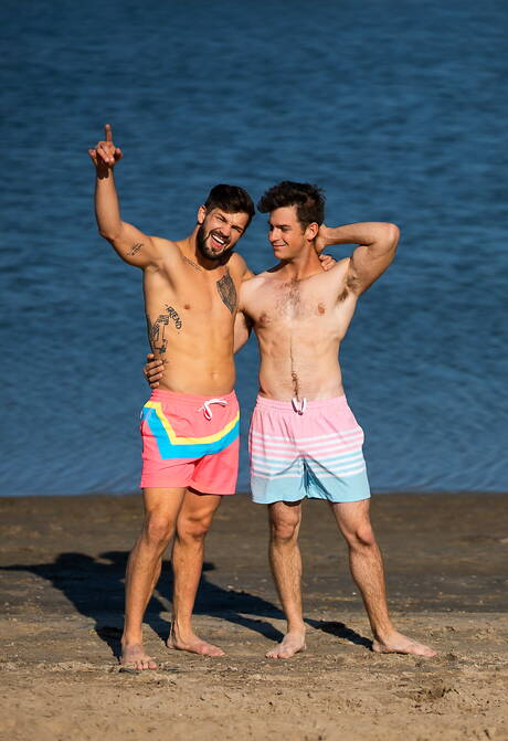 Le dur à cuire américain Brysen et le costaud Archie dans une sodomie torride sur la plage