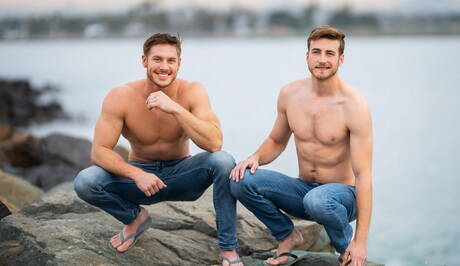 アメリカ人のたくましいジャックス・ヘイズとスーパースタッドのカートがビーチでアナルセックスを楽しむ