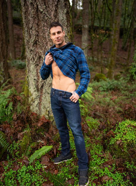 Der gut gebaute Amerikaner Jeb und der Muskelprotz Levi ficken sich nach dem Saugen im Freien in den Arsch