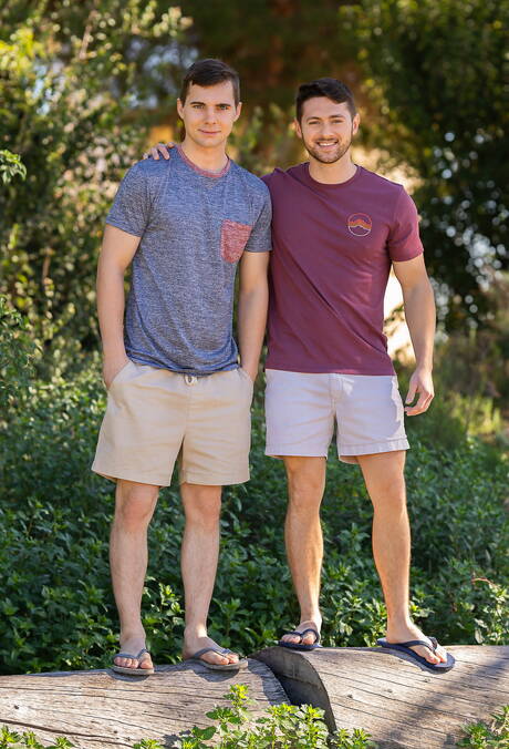 帥哥 Lane 和壯漢 Levi 在戶外裸體擺造型