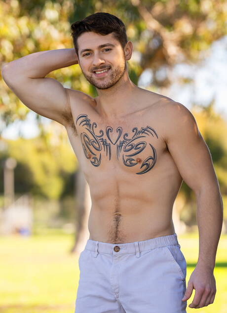 帥哥 Lane 和壯漢 Levi 在戶外裸體擺造型