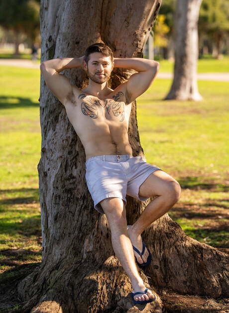 帥哥 Lane 和壯漢 Levi 在戶外裸體擺造型