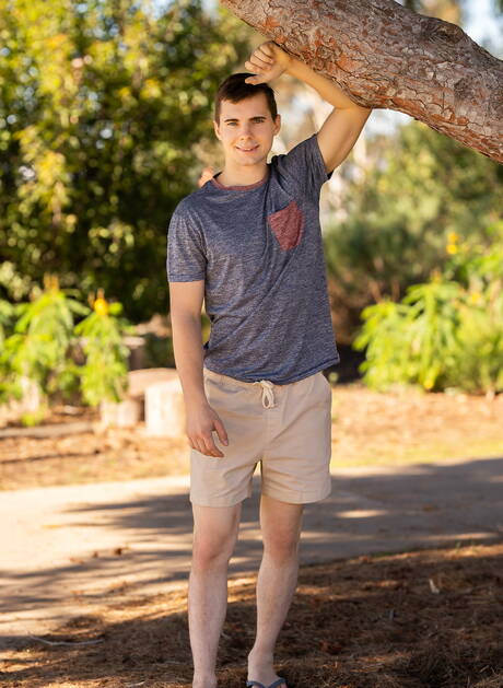 帥哥 Lane 和壯漢 Levi 在戶外裸體擺造型