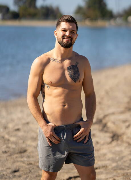 Husky guy Rowan and american stud Brysen posing naked and showing butt on the beach