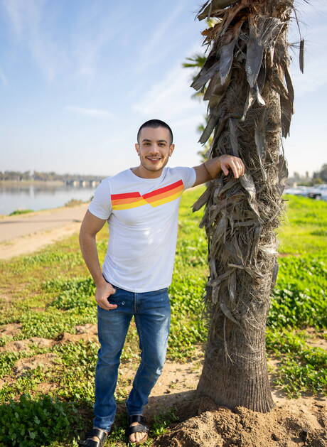 Amerykańskie gwiazdy porno, dobrze zbudowane Ricky Donovan i przystojny facet Manny ruchają się w tyłek po ssaniu kutasa na zewnątrz