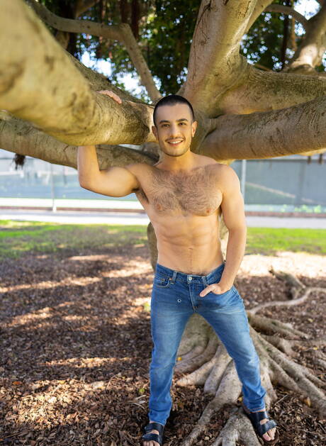 Amerykańskie gwiazdy porno, dobrze zbudowane Ricky Donovan i przystojny facet Manny ruchają się w tyłek po ssaniu kutasa na zewnątrz