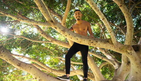 Amerykańskie gwiazdy porno, dobrze zbudowane Ricky Donovan i przystojny facet Manny ruchają się w tyłek po ssaniu kutasa na zewnątrz