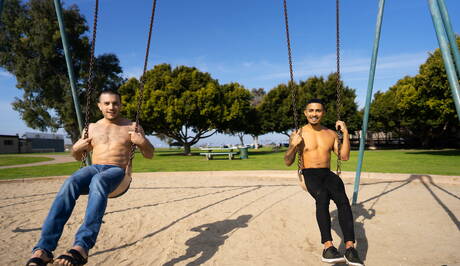 Amerykańskie gwiazdy porno, dobrze zbudowane Ricky Donovan i przystojny facet Manny ruchają się w tyłek po ssaniu kutasa na zewnątrz