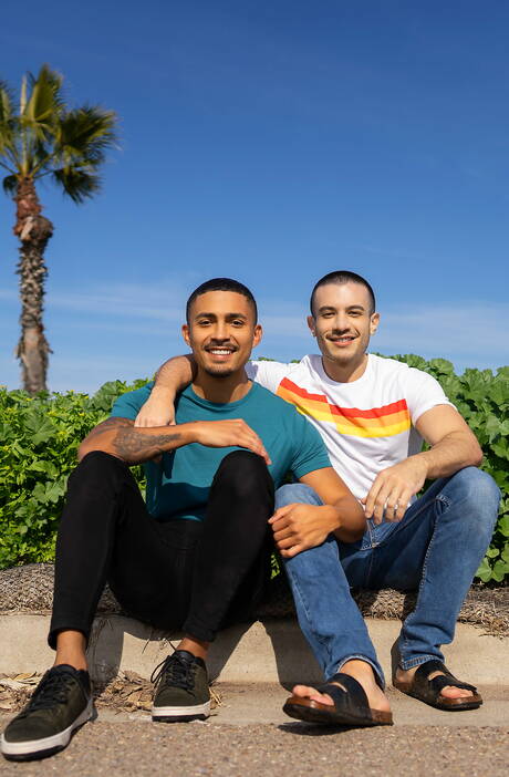 Amerykańskie gwiazdy porno, dobrze zbudowane Ricky Donovan i przystojny facet Manny ruchają się w tyłek po ssaniu kutasa na zewnątrz