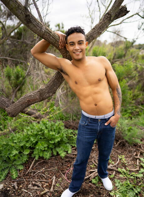 American beefcake Brysen and well-built Shane love each other outdoor