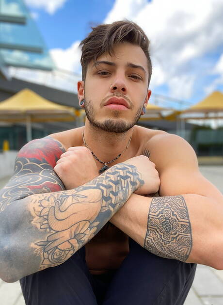 Il bel ragazzo canadese Dex Parker si masturba con un giocattolo in cucina