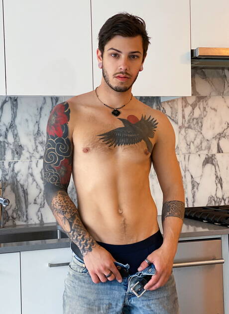 Il bel ragazzo canadese Dex Parker si masturba con un giocattolo in cucina