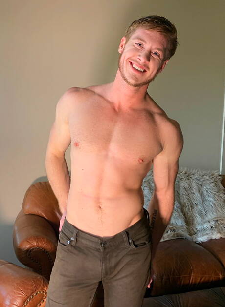 Le beau gosse américain Jax Hayes taquine avec un sextoy