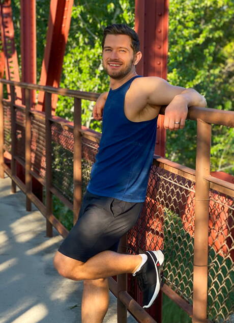 Amerykańskie gwiazdy porno, przystojniak Johnny Donovan i ogier Ricky Donovan kochają się na zewnątrz