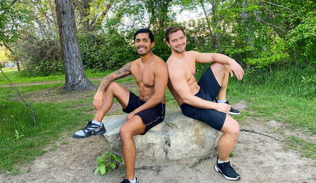 Amerykańskie gwiazdy porno, przystojniak Johnny Donovan i ogier Ricky Donovan kochają się na zewnątrz