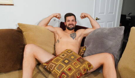 Der amerikanische Schönling Brysen wichst mit einem Dildo