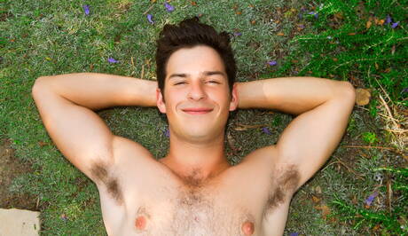 De gespierde Roemeense Kaleb Stryker en de knappe jongen Archie hebben een hete koppelscène buiten