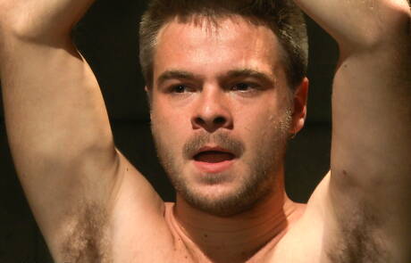 Le beau gosse James Riker humilié