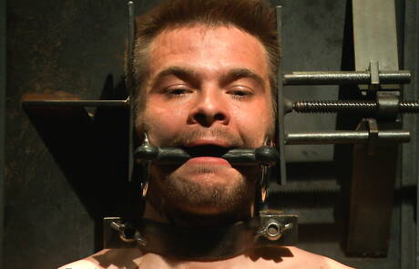 Le beau gosse James Riker humilié