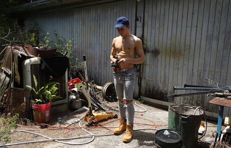 Der amerikanische Superhengst Cameron Basinger und der lateinamerikanische Bulle Draven Navarro haben draußen Analsex