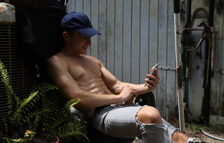 Der amerikanische Superhengst Cameron Basinger und der lateinamerikanische Bulle Draven Navarro haben draußen Analsex