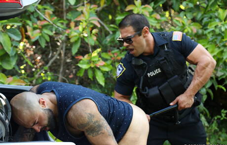 Der amerikanische Bär Atlas Grant und der starke lateinamerikanische Bulle Draven Navarro haben heißen Sex im Freien